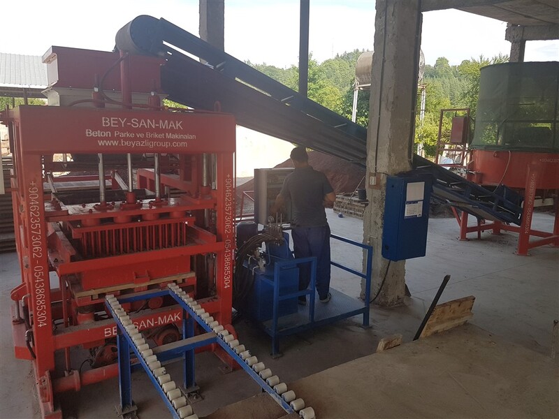 concrete_block_making_machine_in_Somalia.jpg