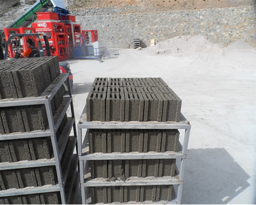 hollow_concrete_blocks_on_pallet.jpg